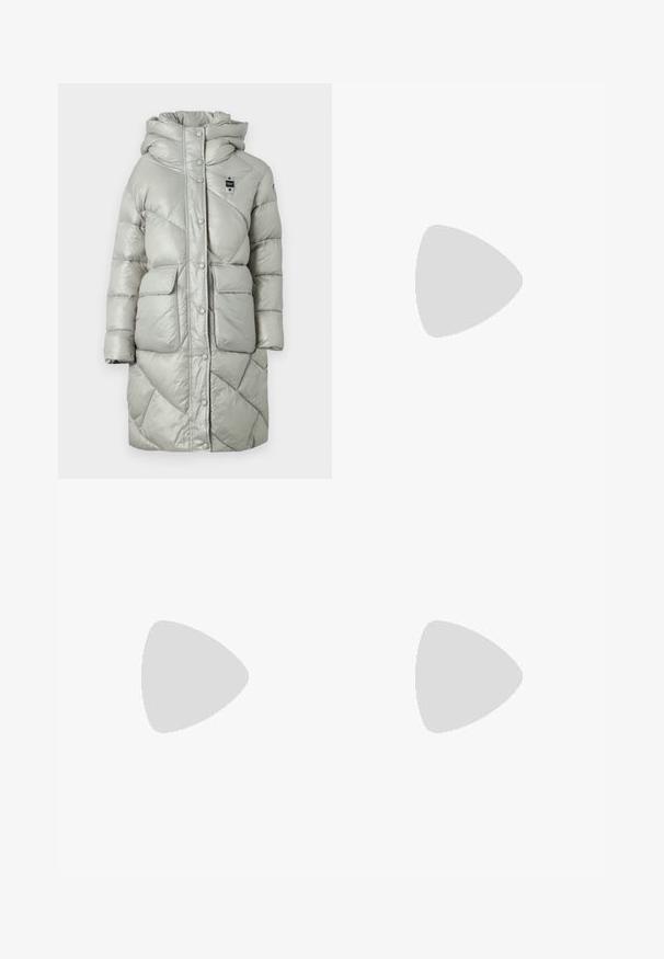 Blauer IMRIE - Geacă - grigio nebbia; Tricou alb din bumbac, cu guler rotund și mâneci scurte, având un logo verde Calvin Klein pe față. Design clasic, drept.; Pantaloni albi cu croială largă, fabricați dintr-un material ușor, având o textură netedă, linii curate și un design cu talie înaltă.; Adidași platformă albi cu un finisaj din piele texturată, având un accent pe călcâi de culoare neagră și un logo "ck" negru pe lateral. Talpă groasă din cauciuc.