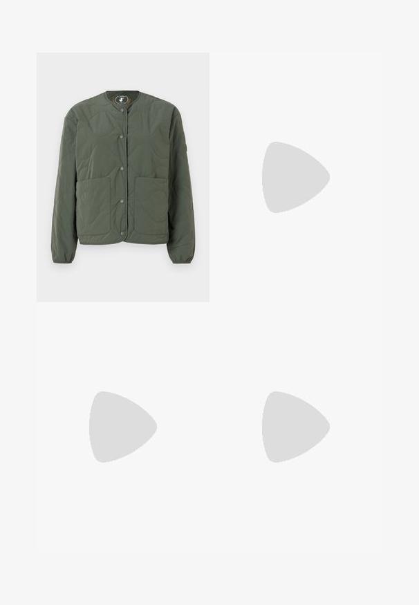 Grøn kviltet jakke med rund halsudskæring, trykknaplukning, to frontlommer og tekstureret bølgemønster på stoffet.; Hvid bomulds t-shirt med korte ærmer, rund halsudskæring og en afslappet pasform. Glat tekstur, ingen mønstre eller accenter, minimalistisk design.; Sorte vidde jeans lavet af denim, med høj talje, fem-lomme stil og en metalknap lukning med kontrasterende syninger.; Sorte læder loafers med rund tå, tyk tekstureret sål og minimale syninger. Elegant design uden synlige snørebånd eller hardware.