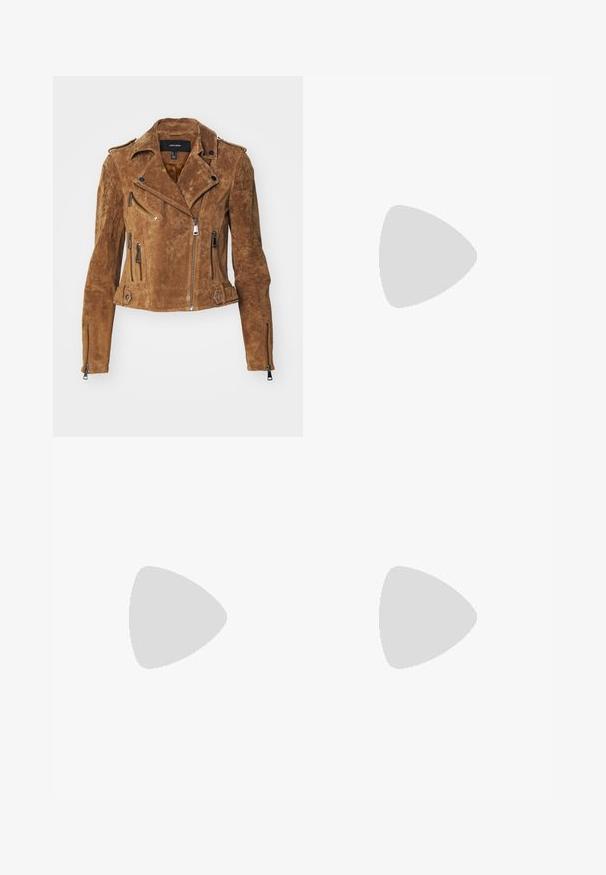 Bruine suède motorjack met een cropped ontwerp, asymmetrische rits en meerdere ritszakken. Voorzien van zilveren hardware en een kraag.; Drie langmouwige tops gestapeld: zwart, grijs en wit. Elke top heeft een ronde halslijn en een cropped ontwerp van soepel, lichtgewicht materiaal.; Zwarte flare leggings gemaakt van rekbaar materiaal. Beschikt over een brede tailleband en een zachte textuur, met een getailleerd silhouet dat uitloopt bij de zoom.; Grijze nubucklederen sneakers met witte veters, zwarte strepen en een witte rubberen zool. Bevat een rond logo op de tong en een gumzool.