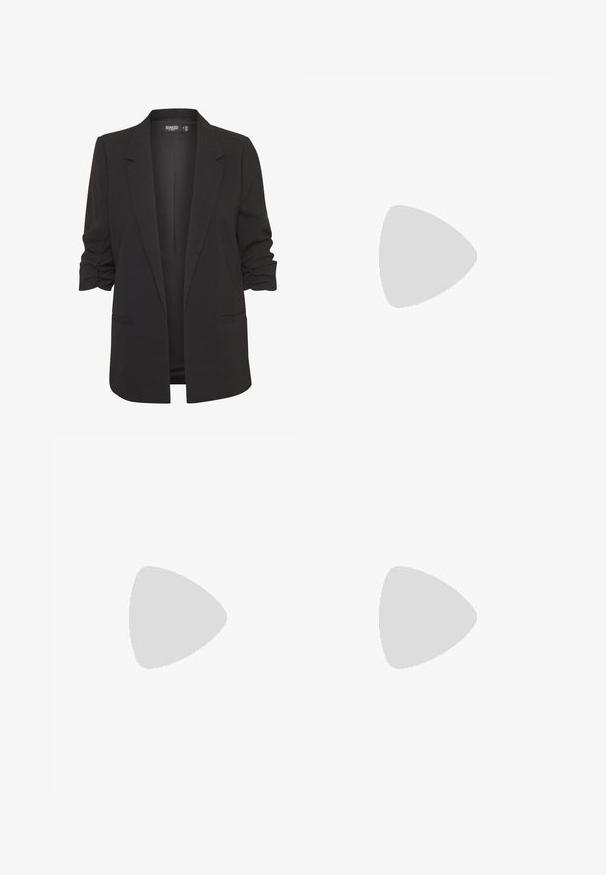 Fekete blézer felgombolt ujjakkal, sima anyagból készült. Illeszkedő fazon, egygombos előlappal és két oldalsó zsebbel rendelkezik.; Fehér bordás ujjatlan top, kerek nyakkivágással és rövid hosszal. A címke szerint "JJXX". Sima szövettextúra.; Fekete, bővülő szárú nadrág, elasztikus derékkal, sima anyagból készült. Tiszta dizájn jellemzi, zsebek és látható varrási részletek nélkül.; Fekete és szürke velúr sportcipő nagy krémszínű "N" logóval, lila fűzőkkel és texturált gumi talppal.