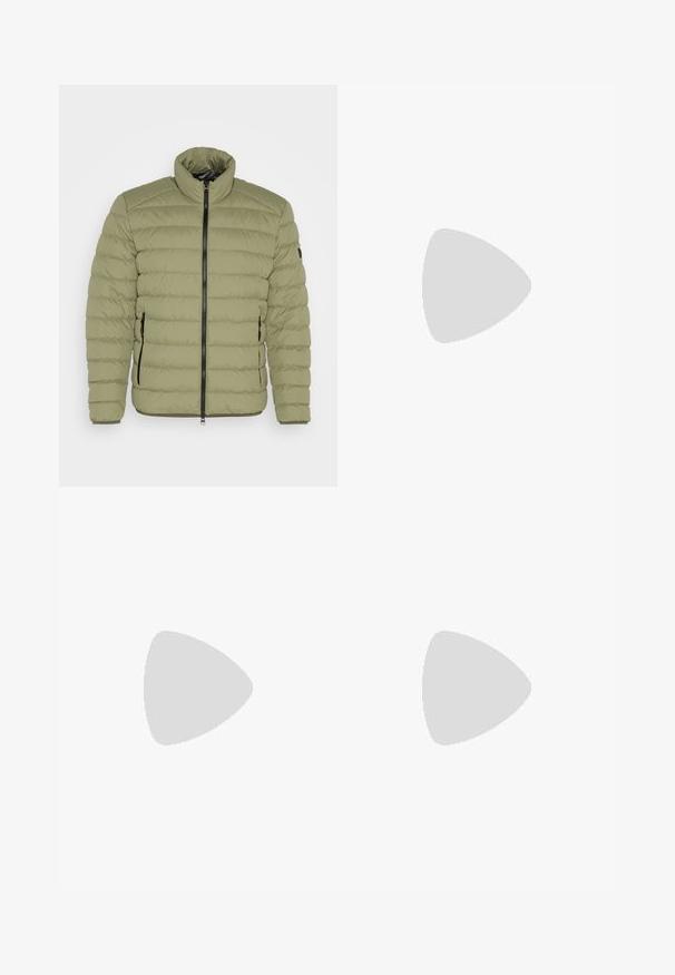 Giacca a vento verde oliva con colletto alto, cuciture orizzontali, zip frontale e due tasche laterali con dettagli neri. Texture liscia.; Due camicie a manica corta: una nera uniforme, l'altra bianca con strisce verticali nere. Entrambe presentano chiusure a bottoni e un colletto classico.; Pantaloni in denim nero con taglio dritto, design a cinque tasche e chiusura frontale con bottone. Tessuto liscio con dettagli di cucitura minimi.; Mocassini in pelle nera con punta rotonda, caratterizzati da un design cucito, suola piatta bassa e un battistrada in gomma testurizzata e scolpita.