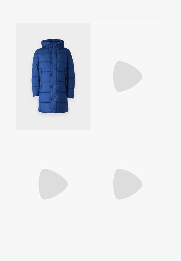 Save the duck DAMON - Chaqueta de invierno - eclipse blue; Camiseta negra de manga corta fabricada con una suave mezcla de algodón, que presenta un cuello redondo y un diseño minimalista sin patrones ni acentos.; Pantalones negros de tela suave, con cierre delantero de botón, pliegues y patas rectas. Sin patrones ni acentos visibles.; Zapatillas negras de cuero con una textura suave, suela de goma beige, diseño de cordones y un acento en el talón de color contrastante.