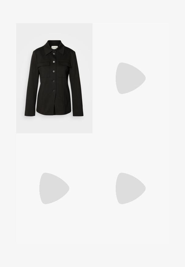 Marc O'Polo INDOOR JACKETS SHIRT STYLE ATTACHED POCKET - Vasaras jaka - black; Divi garām piedurknēm turtleneck lielumi, viens balts un otrs melns, izgatavoti no gludas, stiepjamas auduma, abiem ar pieguļošu formu un augstajiem apkaklēm.; Melni platleņķa bikses ar teksturētu audumu, elastīgu jostu un noņemamu siksnu viduklī, kas nodrošina regulējamu piegulšanu.; Melnas ādas sūkņi ar smailu purngalu un zemu bloku papēdi. Iezīmēts ar potītes siksniņu ar zelta krāsas sprādzi. Gluda tekstūra.