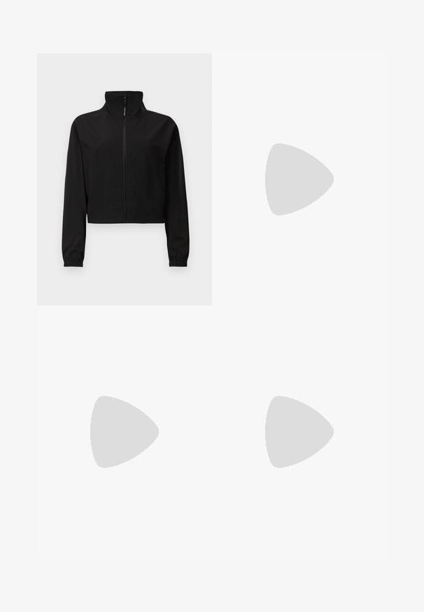 Zwarte cropped jacket met een staande kraag, voorzijde met rits, lange mouwen, elastische manchetten en een gladde, matte textuur.; Zwarte katoen T-shirt met een ronde halslijn, korte mouwen en een witte geprinte "Calvin Klein" logo en "Established 1968" tekst.; Zwarte wijde spijkerbroeken van denim, met een hoge taille, vijf-pocket stijl en een metalen knoopsluiting met contrasterende stiksels.; Zwarte puntige slingback schoen met een lage hak, gemaakt van soepel leer en voorzien van een uitsnede aan de zijkant voor ventilatie.