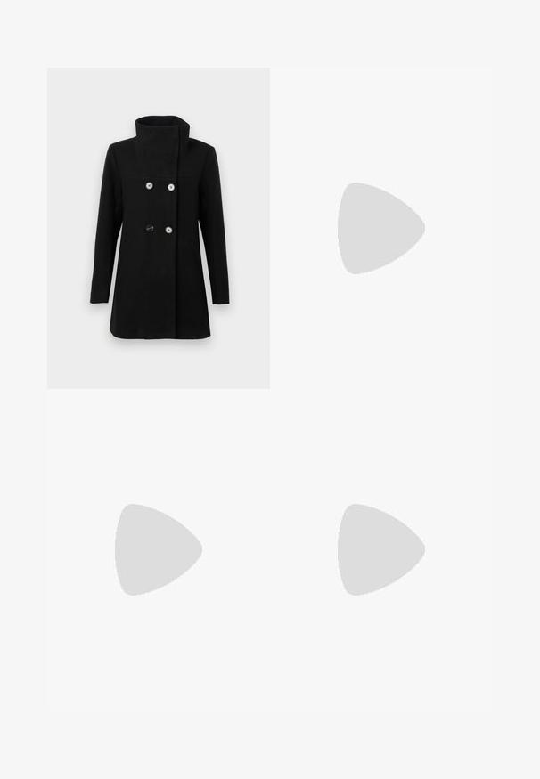 Palton negru cu două rânduri de nasturi, guler înalt, trei nasturi vizibili, mâneci lungi și buzunare laterale pe un fundal ușor deschis.; Top alb cu detalii texturate, cu guler rotund, fără mâneci și lungime scurtă. Eticheta spune "JJXX." Textură de țesătură netedă.; Pantaloni negri, cu croi larg și talie elastică, realizați dintr-un material neted. Au un design simplu, fără buzunare sau detalii de cusătură vizibile.; Adidași din suede negru și gri cu un mare logo "N" de culoare crem, sireturi purpurii și o talpă din cauciuc texturat de culoare gumă.