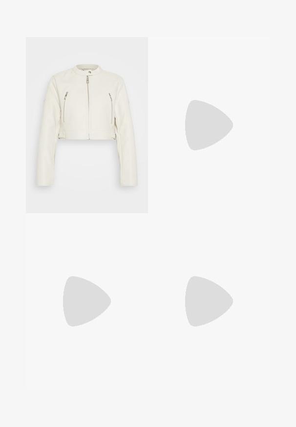 Veste en cuir blanc cintrée avec manches longues, deux poches zippées à l'avant et un col rond. Texture lisse et design minimaliste.; Top noir à manches courtes en tissu extensible, dotée d'une coupe ajustée avec des détails froncés sur les côtés. Texture lisse, forme classique.; Pantalon culotte noir en polyester avec une taille élastique, deux plis avant et une silhouette ample. Pas de motifs visibles ni de détails matériels.; Sandales à talons vernies noires avec un bout carré, des sangles autour de la cheville et des boucles en argent. Dotées d'un talon bloc épais pour plus de stabilité.