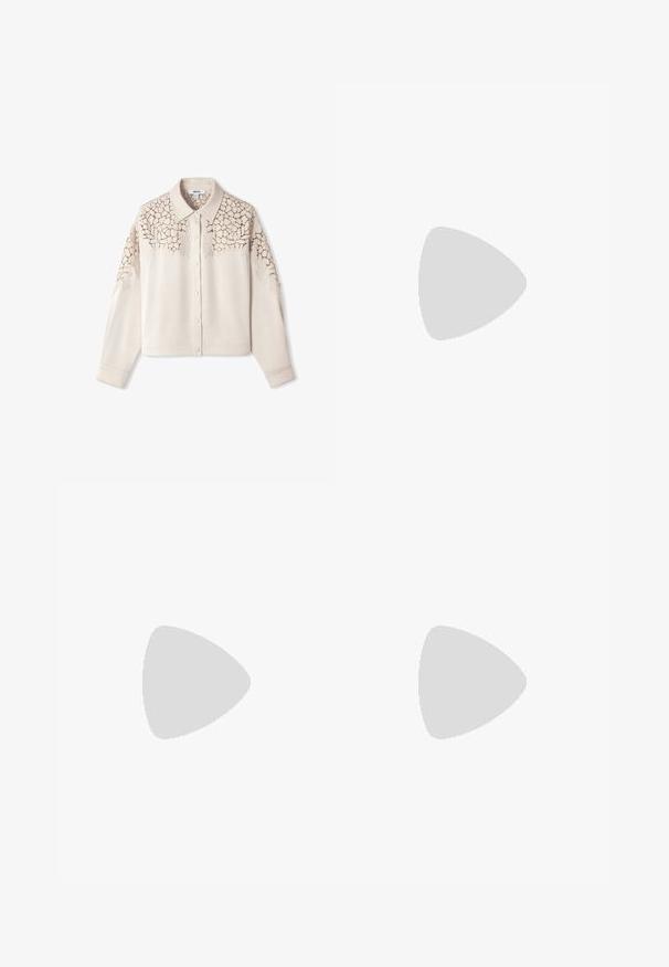 Camicia button-up color crema con colletto e dettagli in pizzo intricato sulle spalle. Maniche lunghe; texture morbida.; T-shirt nera in cotone a maniche corte con collo a giro, esposta su uno sfondo bianco.; Pantaloni neri a palazzo con vita alta e senza tasche o bottoni visibili, mostrati su uno sfondo bianco.; Décolleté bianco con punta affilata, caratterizzato da una tomaia liscia, sottili aperture e un tacco a blocco basso. La suola nera esalta il design.; Occhiali da sole neri a forma di occhio di gatto con lenti grigie. La montatura in plastica presenta bordi affilati e una finitura liscia e lucida.