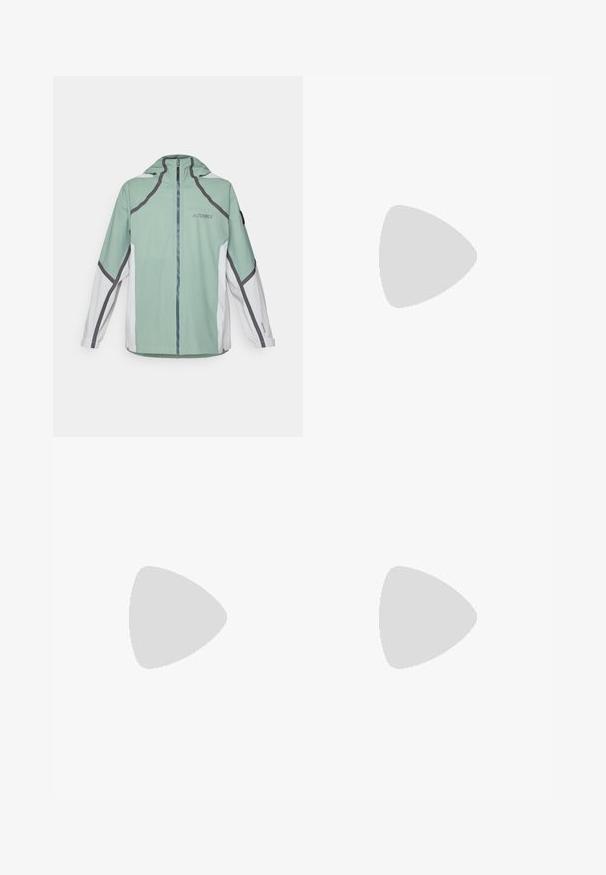 Adidas Terrex NAT GEO RAIN.RDY - Regnjakke - silver green; Mørk grå t-skjorte med kort erm laget av lett og pustende materiale. Har rund hals og en hvit "TERREX" logo på forsiden.; Svart utendørsbukser med en glidelåslomme på låret, elastisk midje og glatt, vannavstøtende stoff. Renslig design uten synlige logoer.; Svart trail-løpesko med teksturert overdel, elastiske lisser og Contagrip yttersåle. Har en tett passform og beskyttende tåhette.