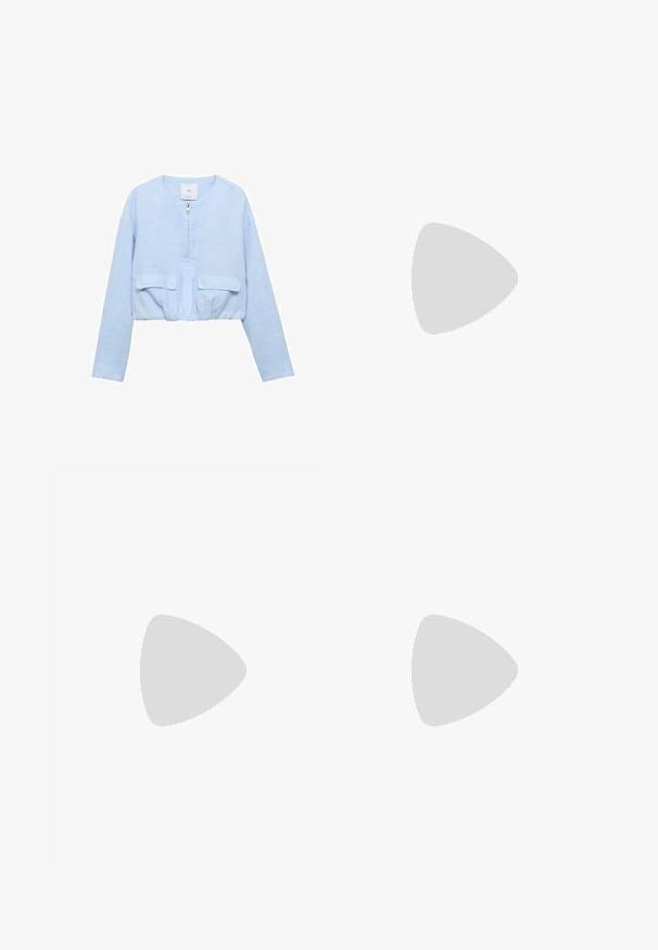 Lyhyt vaaleansininen takki, joka on valmistettu pehmeästä kankaasta; siinä on etuvetoketju, pyöreä pääntie ja kaksi rintataskua.; Hiiliblack dress with short sleeves, fitted bodice, flared skirt, and a wide belt featuring silver grommets and a rectangular buckle.; Mustat nahkasandaalit, joissa on terävä kärki, kaksi hopeista solkea ja matala lohko korko. Ominaisuuksiin kuuluu teksturoitu päällinen ja avoin takapuoli.; Mustat nahkakäsilaukku, jossa on suorakulmainen muoto, litteä sulku ja yksi olkahihna. Ominaisuudet sisältävät sileän pinnan ja minimaalisen metallikoristelun.