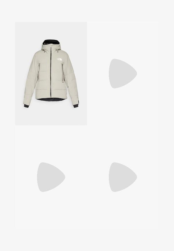 The North Face CIRQUE JACKET - Skijacke - clay grey; Weißes langärmliges T-Shirt aus Baumwolle mit Rundhalsausschnitt. Verfügt über ein kleines schwarzes Logo auf der Brust. Glatte Textur, reguläre Passform.; Schwarze Jogginghose mit verstellbarem Bund, schlanker Passform, elastischen Bündchen und einem kleinen weißen Logo am linken Oberschenkel, hergestellt aus glattem Stoff.; Schwarze Outdoor-Schuhe aus Mesh und synthetischem Material, mit einer strukturierten Oberseite, gesichertem Schnürsystem und griffiger Laufsohle, auf felsigem Gelände.