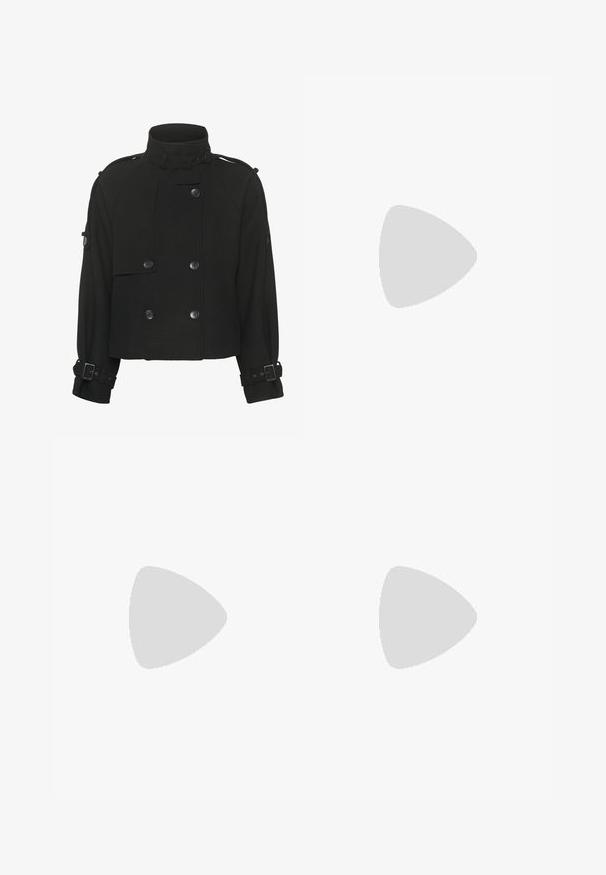 Črna skrajšana jakna iz teksturirane tkanine, ki ima visok ovratnik, dvoredno zapenjanje in zaponke na rokavih.; Črn bombažni material z gladko teksturo in okroglo izrezom, ki ima subtilen, enakomeren vzorec. Brez vidnih logotipov ali akcentov.; Široke hlače iz mehkega, kremnega materiala. Imajo ravno sprednje pasove in zvite robove. Gladka tekstura s čistim, minimalističnim dizajnom.; Črno-bele superge z zgornjim delom iz usnja in nubuka, ki imajo tri bele črte, perforiran vrh prstov in podplat iz gume.