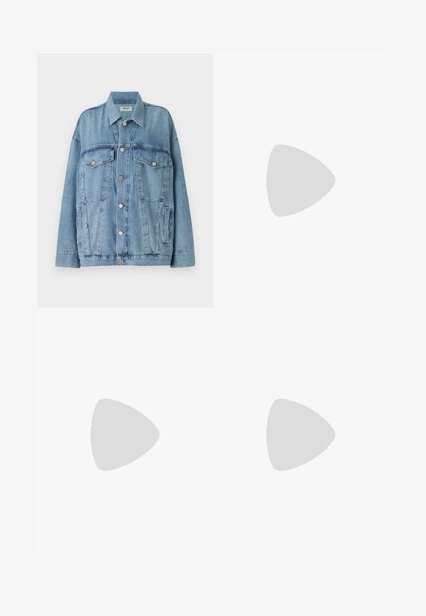 Agolde REWORKED WAYNE JACKET - Džinsinis švarkelis - blue denim; Balta trumpa rankovėmis marškinėliai, pagaminti iš pasiruošusio audinio. Apvali iškirptė, reguliari tinkamumas ir subtilūs siuvimo detalės. Be raštų ar grafikos.; Balta megzta midi sijoninė su tekstūruotu raštu, vertikaliomis linijomis ir išpjovomis arti apatinės dalies. Elastinga juostos dalis. Minkšta medžiaga.; Juodai odiniai baletai su apvaliu pirštu, lygi texture, minimalus siuvimo detales ir lanksčiu padų dizainu.