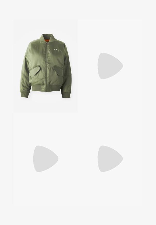 Olivnozeleni bomber jakna z rebrastim ovratnikom in manšetami, zadrgo, dvema sprednjima žepoma in stranskim žepom na zadrgo. Vsebuje Nike logo v beli barvi.; Bela bombažna majica s klasičnim okroglim ovratnikom, kratkimi rokavi in prilegajočim se krojem. Ni vidnih vzorcev ali dodatkov.; Sive hlače iz trenirke z elastičnim pasom, detajlom na vezanje in majhnim belim logotipom Nike na levem stegnu. Mehak material, ohlapen kroj.; Bela usnjena športna obutev z sivo-nitastimi detajli, perforiranim prstom, ravnimi vezalkami, oblazinjeno ovratnikom in teksturirano gumijasto podplatom.