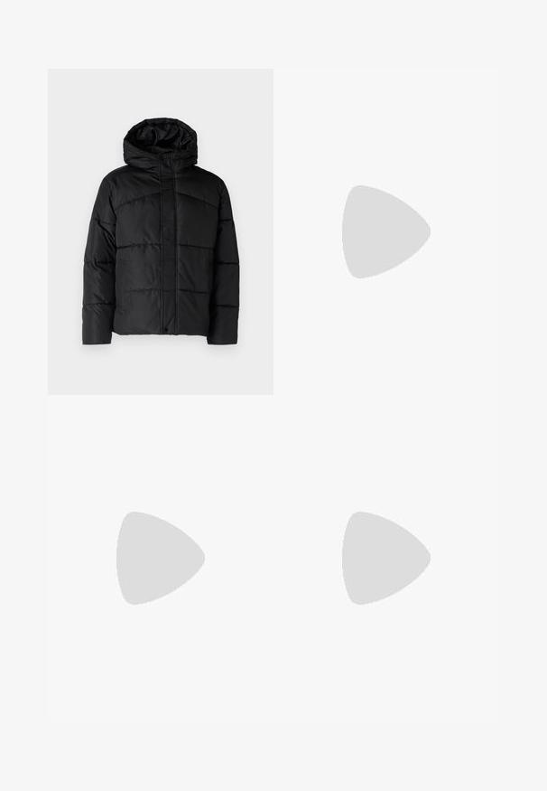 Czarna pikowana kurtka z kapturem, z zamkiem błyskawicznym z przodu i kieszeniami po bokach. Miękka, gładka tekstura na całej powierzchni.; Czarny bawełniany t-shirt Nike z klasycznym okrągłym dekoltem, krótkimi rękawami oraz subtelnym, wytłoczonym logo na piersi. Gładka tekstura.; Czarne spodnie cargo wykonane z wytrzymałego materiału, z wieloma kieszeniami, zapięciem na guzik oraz zwężanym krojem nogawek.; Czarne buty sportowe z teksturowanej tkaniny i gumowymi podeszwami, z elastycznymi sznurówkami i niebieskim akcentem na pięcie. Noszone z jasnymi dżinsami.