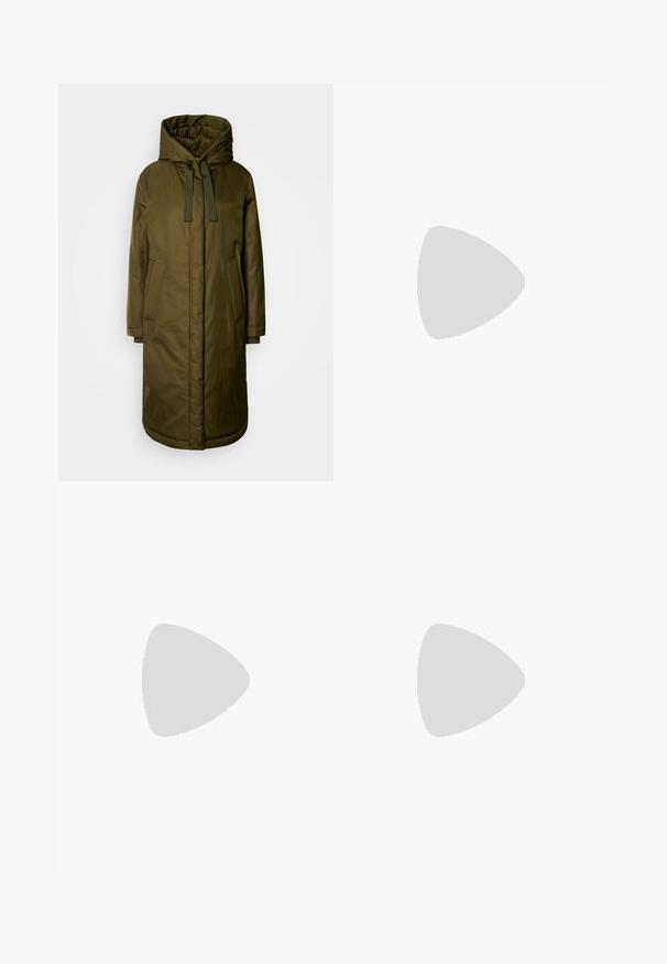 Olijf groene, gevoerde lange jas met een ruime capuchon, trekkoorden en twee zakken aan de zijkant. Gladde textuur, rechte snit en ronde zoom.; Witte T-shirt met korte mouwen, gemaakt van zachte katoen. Heeft een ronde halslijn en een relaxte pasvorm. Schoon ontwerp zonder zichtbare patronen of accenten.; Zwarte wijde broek van een gladde stof, met een hoge taille, nauwkeurig gestikte naden en een minimalistisch ontwerp. Geen zichtbare hardware of zakken.; Zachtroze slingback ballerina's met een spitse neus, gemaakt van een glad leerachtig materiaal. Bevat uitsnijdingen aan de zijkanten en heeft een platte hak.