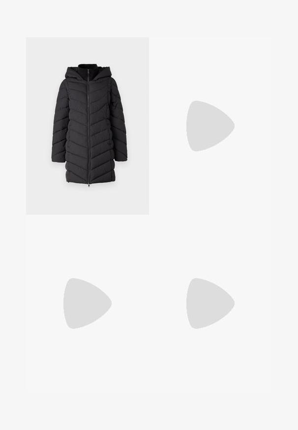 Zwarte gewatteerde jas met een capuchon, voorzien van een ritssluiting aan de voorkant, een chevron-stikselpatroon en lange mouwen. Gemaakt van lichtgewicht, gestructureerde stof.; Zwarte korte mouwen t-shirt gemaakt van katoen. Kenmerkt zich door een ronde hals, een losse pasvorm en een schone zoom zonder zichtbare patronen of hardware.; Lichtblauwe flared jeans van denim, met een hoge taille, vijf zakken en een enkele knoopsluiting. Zachte textuur met een vervaagde afwerking.; Zwarte enkellaarsjes van soepel leer met elastische panels, een dikke plateauzool en een metalen neuskap.