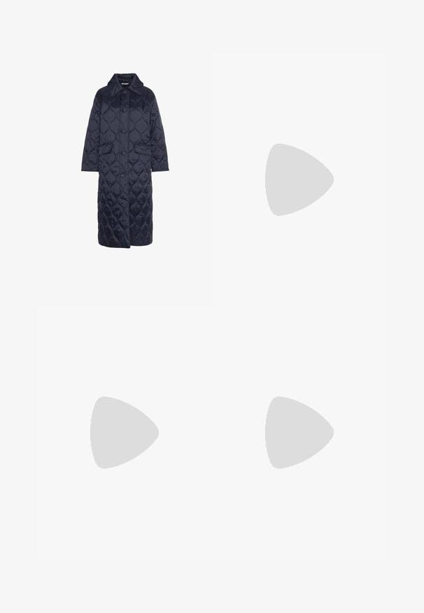 Barbour BARBOUR THE EDIT BY ALEXA AMY QUILTED JACKET - Zimní kabát - navy/cool blue; Černé bavlněné tričko s krátkými rukávy, které má na levé straně hrudi růžovou grafiku slunečních brýlí a text "Nejsem tvoje holka".; Černé široké kalhoty vyrobené z bavlny, s vysokým pasem, velkými bočními kapsami a opaskem s kovovými akcenty v barvě stříbra.; Černé kožené loafers s robustní platformovou podrážkou. Kulatá špička, přední šev a jemné akcenty prošití. Plochá, texturovaná podrážka.
