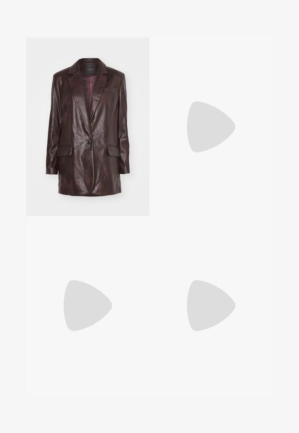 Rjav usnjeni blazer z enim gumbom za zapiranje, zarezanimi reverji in dvema sprednjima žepoma. Ima gladko teksturo in krojen fit.; Bela skrajšana majica s kratkimi širokimi rokavi, mehka bombažna tkanina, okrogla ovratnica z diskretnim oranžnim robom, minimalističen dizajn, brez vzorcev ali grafike.; Široke hlače iz svetlo bež bombaža. Imajo visoko pas, sprednje žepke in ravno krojenje. Čist zaključek brez vzorcev.; Bež sandale z blok peto, tankimi trakovi in kvadratnim prstom. Gladek material z minimalnim okrasjem, zasnovan za enostavno nošenje.