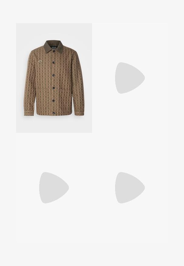 Scotch & Soda JACKET - Overgangsjakke - sand olive; To sorte polo T-shirts, kortærmede, lavet af bomuldsstof, med en klassisk krave, to-knaps placket og hvide stribede detaljer indeni kraven.; Sorte bukser med lige snit, der har en glat tekstur og et sort læderbælte med en sølvspænde. Enkel design, ingen mønstre eller accenter.; Sorte læder loafers med en glat finish, der har et syet design og et dekorativt metal kædeaccent hen over vamps. Flad hæl.