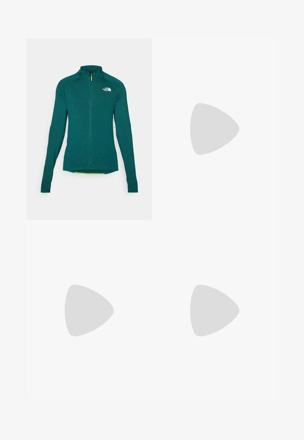 Zielona, długi rękaw, polarowa kurtka z zamkiem błyskawicznym i wysokim kołnierzem oraz białym logo "The North Face" na piersi.; Czarny t-shirt z krótkim rękawem, wykonany z lekkiego materiału. Posiada małe białe logo na lewej piersi oraz subtelne akcenty na ramionach.; Czarne spodenki sportowe wykonane z lekkiego materiału, z elastycznym pasem na sznurek, bocznymi kieszeniami i zwężanymi mankietami przy kostkach.; Czarne buty do biegania w terenie z teksturowaną cholewką, gumową podeszwą i wzmocnionym noskiem. Posiadają wyściełany kołnierz oraz uchwyt do łatwego zakładania.
