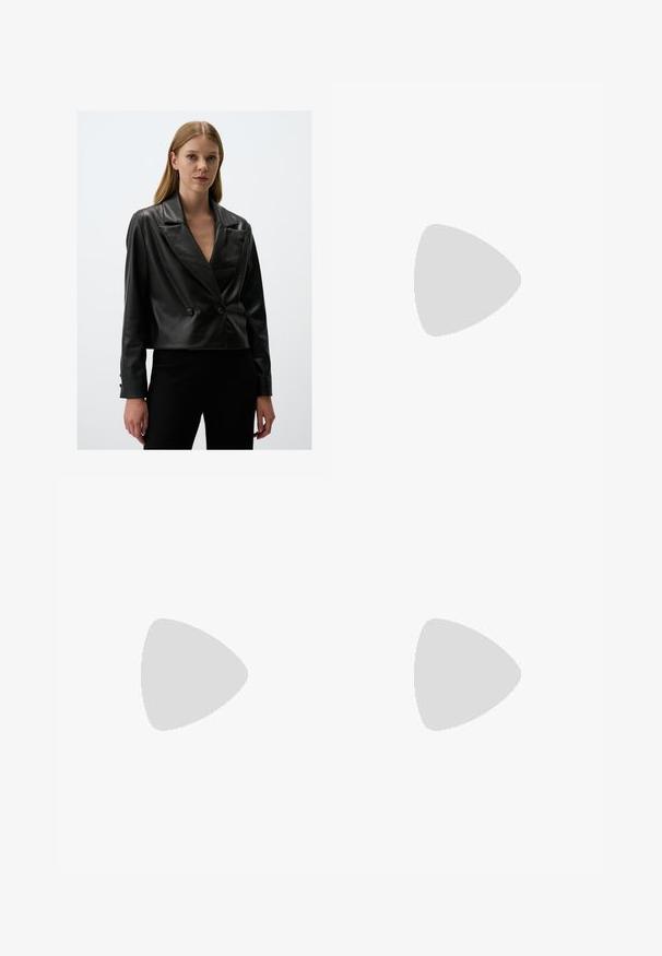 Zwarte leren cropped jack met een geknipte kraag, dubbelgeknoopte knopen en een zachte textuur, met lange mouwen en een op maat gemaakte pasvorm.; Witte geribde tanktop met een zwart geborduurd logo in het midden van de borst. De halslijn en armsgaten zijn afgewerkt met een subtiele bies.; Wijd gesneden blauwe denim jeans met een vervaagde was. Voorzien van stevige zakken, een hoge taille en een klassieke knoop- en ritssluiting.; Zwarte leren penny loafers met een slank ontwerp, gestikte accenten en een ronde neus, rustend op een zilveren, gepolsterd oppervlak.; Zwarte zonnebril met ovale lenzen, glanzend kunststof montuur en slanke armen. Bevat het Ray-Ban-logo in het wit aan de zijkant.