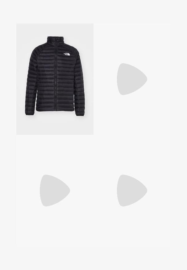 The North Face BETTAFORCA JACKET - Doudoune - black; Hoodie noir en tissu doux, avec une poche avant, des cordons de serrage et un logo brodé blanc sur la poitrine. Coupe classique et poignets côtelés.; Jean large en denim noir à taille haute, avec poches avant, fermeture éclair et bouton. Texture lisse et design classique.; Baskets Nike Dunk en noir et blanc avec une tige en cuir, un bout perforé, des lacets noirs et une semelle en caoutchouc noir avec un motif de semelle.