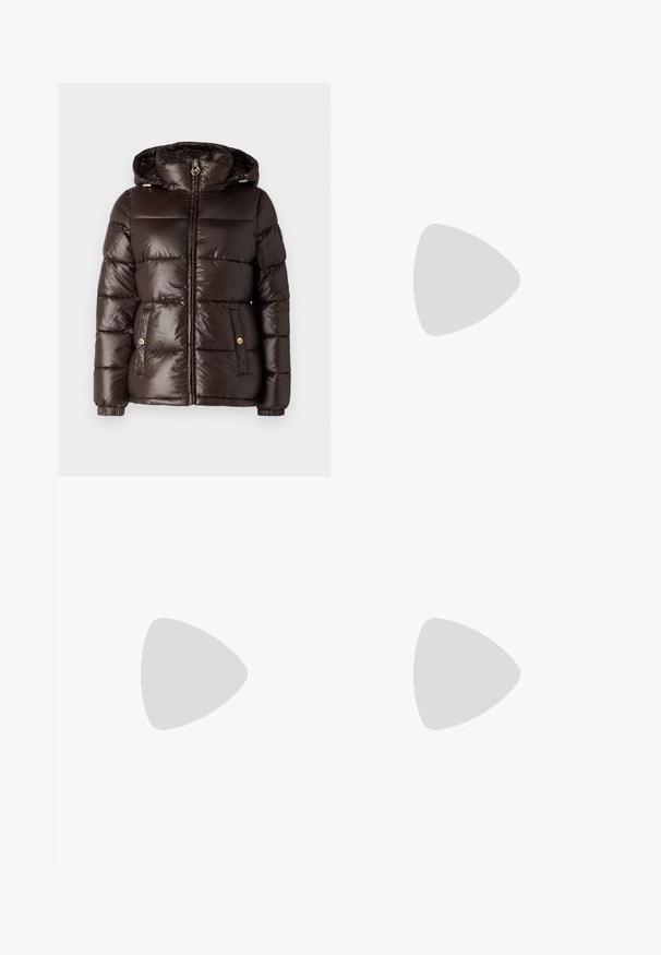 MICHAEL Michael Kors ULTRA LIGHTWEIGHT PUFFER - Vinterjakke - chocolate; Kuttet hvit t-skjorte laget av mykt stoff, med korte ermer, rund hals og ribbestrikket detaljer nederst. Enkel og upradert design.; Svarte rettslengde bukser med en glatt tekstur, med flat front, beltehemper og ingen synlige lommer.; Blå teksturerte lerretssneakers med hvit gummisåle, som har seks blå snørehull og en logo på hælen. Designet i en lavsilhuett.
