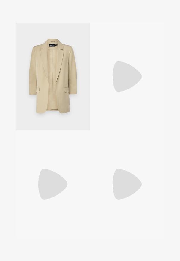 Beige Blazer mit taillierter Passform, Ein-Knopf-Verschluss und zwei Fronttaschen. Hergestellt aus glattem Stoff mit leichtem Glanz, mit Reverskragen.; Zwei ärmellose Oberteile in Schwarz und Weiß, aus geripptem Baumwollstoff, mit runden Ausschnitten und einem taillierten Design. Etiketten auf beiden sichtbar.; Schwarze Denim-Jeans im Slim Fit, mit zwei vorderen Taschen, einem knöpfbaren Bund und einer glatten Textur. Klassisches Design ohne Verzierungen.; Schwarze Lederschuhe mit abgerundetem Zeh, dicker Blockabsatz und elastischen seitlichen Akzenten, kombiniert mit dunklen Strumpfhosen und einem schwarzen Rock mit Schlitz.