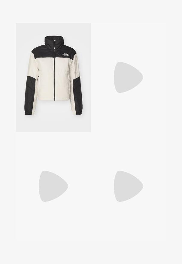 The North Face GOSEI PUFFER - Light jacket - white dune; White cotton t-shirt with a relaxed fit, short sleeves, and a small embroidered logo on the left chest area.; Black wide-leg cargo pants made of denim, featuring a high waist, front button closure, and side pockets. Smooth texture with minimal stitching.; Black athletic sneakers with mesh upper, textured accents, and visible air cushioning pods in the sole. Worn with blue denim jeans.