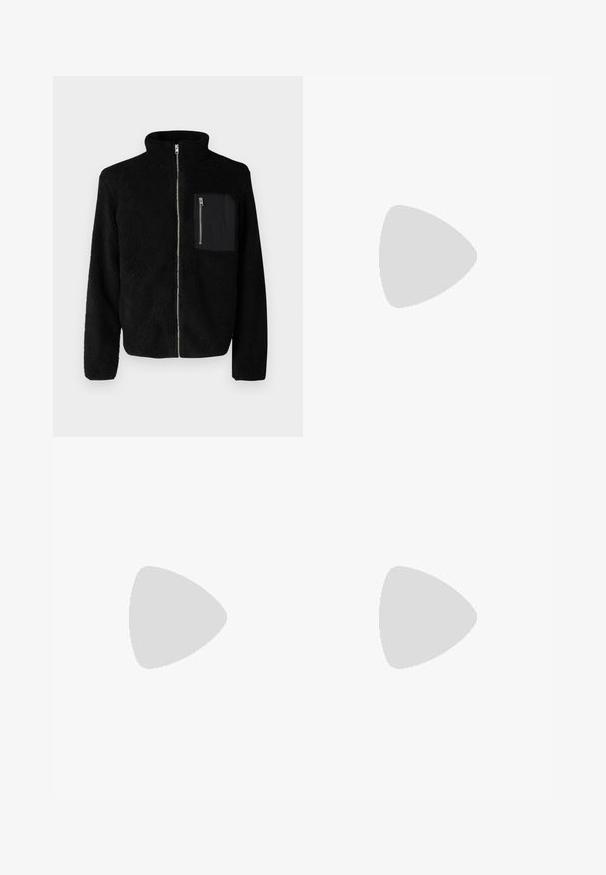 Jack & Jones JJEBRADLEY TEDDY JACKET - Casaco de inverno - black; T-shirt branca de algodão com mangas curtas, decote redondo e um gráfico vermelho com o texto "FRUTA DELICIOSA E REFRESCANTE" na frente.; Calças de ganga azul-escuro com perna larga, design de cinco bolsos e fecho de botão. Inclui ferragens em tom cobre e textura subtil.; Ténis brancos em pele com acabamento suave, biqueira arredondada, atacadores planos e sola texturizada. Acento em camurça cinza na parte do calcanhar.; Óculos de sol com lentes retangulares, cinzentas escuras, armações em metal prateado e pontas em plástico preto nas hastes. Design leve com almofadas para o nariz.