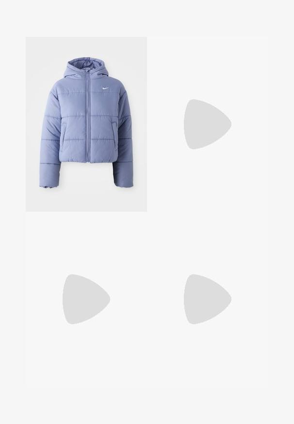 Kratka puhovka v svetlem sivkastem lila odtenku, s kapuco, sprednjim zadrgo in horizontalnim šivom. Levi stranski žep in akcent Nike logotipa.; Svetlo vijoličast pulover s krojnim ovratnikom, izdelan iz mehkega materiala; ima rebraste manšete in spodnji del ter majhen bel Nike logotip na prsih.; Bela bombažna midi krila s pravim krojem, stranskim razporkom in skritim zadrgo. Gladka tekstura, minimalen oblikovni pristop in brez vidnih okraskov.; Bele in srebrne športne čevlje iz mrežastih in sintetičnih materialov, z črnimi poudarkom, vezalkami in teksturiranimi podplati.
