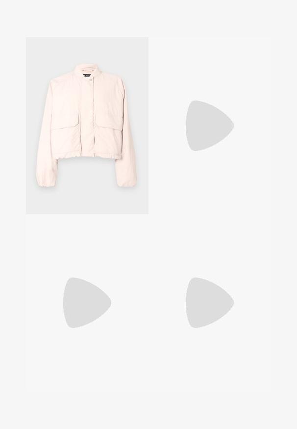 Veste cropped en tissu rose clair avec un col montant, fermeture à pression à l'avant et deux poches avant à rabat.; Débardeur blanc à fines bretelles, en tissu de coton côtelé, avec un décolleté droit et une finition soignée à l'ourlet.; Pantalon noir à jambes droites avec passants de ceinture, poches latérales et plis avant, présenté sur un fond blanc uni.; Bottine en cuir noir avec un bout pointu, un talon empilé géométrique et une languette à l'arrière. Texture lisse et design épuré.; Sac tote imprimé serpent en noir et blanc avec une poignée découpée rectangulaire, texture lisse et forme structurée. Sangle ajustable incluse.
