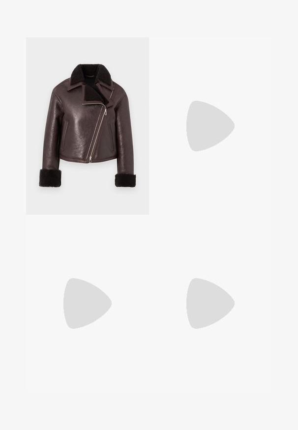 Καφέ δερμάτινο κοντό μπουφάν με ψεύτικη γούνα στον γιακά, κλείσιμο με φερμουάρ και μανσέτες από γούνα προβάτου. Διαθέτει ασύμμετρο σχέδιο και υφή.; Μ�αύρο βαμβακερό μπλουζάκι με στρογγυλή λαιμόκοψη, κοντά μανίκια και κεντημένο λογότυπο στο στήθος. Απλή, χαλαρή γραμμή χωρίς σχέδια.; Μαύρο παντελόνι με ραφή που έχει σχεδιασμό ίσιας γραμμής, διαθέτει λεία υφή και καθαρές πτυχώσεις κατά μήκος της μπροστινής πλευράς. Χωρίς ορατό μεταλλικό υλικό.; Μαύρο δερμάτινο παπούτσι με τακούνι, slingback, με μυτερή μύτη, ομαλή υφή και στενή ιμάντα στον αστράγαλο με χρυσές λεπτομέρειες.