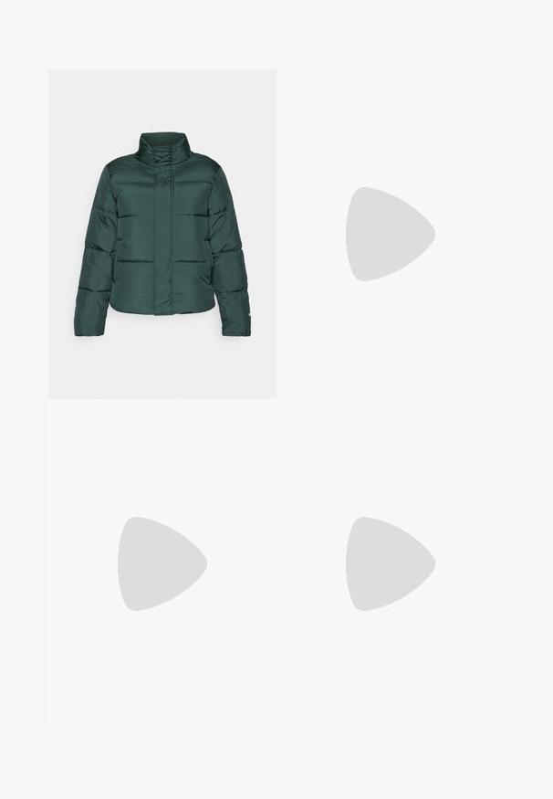 Doudoune verte avec un col montant, fermeture éclair sur le devant et design matelassé horizontal. Texture lisse avec une finition mate contrastante.; Débardeur noir avec de fines bretelles et un design croisé dans le dos. Fabriqué en matériau doux et extensible avec une silhouette ajustée.; Leggings noirs en tissu extensible, dotés d'une taille haute, d'une texture lisse et d'un ajustement serré. Pas de motifs visibles ni de matériel.; Baskets de sport gris clair avec un dessus en maille texturée, accents vert menthe, lacets blancs, semelle en caoutchouc et une languette au talon.