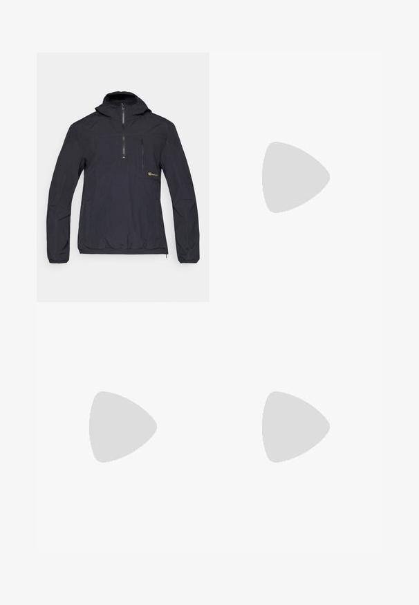 Svart huvjacka med en kvartdragkedja, dragkedjeförsedd bröstficka, elastiska ärmslut och en lös passform.; Vit zip-up hoodie i mjukt tyg, med en svart "Champion"-logotyp på bröstet, kängurufickor och ribbad mudd.; Vitt crewneck t-shirt i bomull, med korta ärmar och en liten logotyp broderad på vänstra bröstområdet. Mjuk textur.; Grå mjukisbyxor i en mjuk bomullsmix, med elastisk midja, smalnade ben och en liten logotyp vid vänster fickområde.; Vita atletiska sneakers med en slät syntetisk ovandel, svart logotypdetalj och perforerade detaljer på sidan. Gummisula.