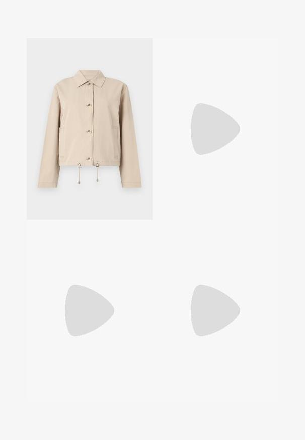 Světle béžová lehká bunda s límečkem, předním zapínáním na knoflíky, bočními kapsami a stahovacími okraji s kovovými akcenty.; Bílý bavlněný tričko srdcového grafického designu v odstínech růžové a korálové, s vířivými abstraktními vzory uprostřed. Krátké rukávy, kulatý výstřih.; Černé kalhoty s širokými nohavicemi z hladkého materiálu, s vysokým pasem, tailorovými švy a minimalistickým designem. Žádné viditelné kovové prvky ani kapsy.; Beige boty s špičatou špičkou a otevřenou patou, černými detaily, zlatou přezkou a silným blokovým podpatkem, na šedé podlaze s tmavě zeleným pozadím.