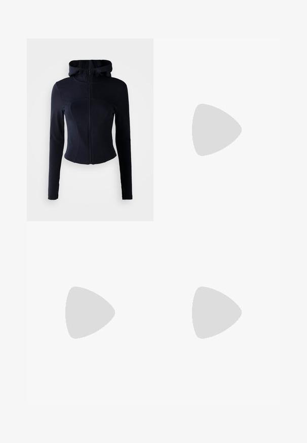 Marineblauwe ritssluiting hoodie met een aansluitend ontwerp, lange mouwen en een hoge kraag. Soepele, rekbare stof met naaddetails.; Zwarte top met korte mouwen van elastische stof, met een aansluitend ontwerp en geplooide details aan de zijkanten. Gladde textuur, klassieke vorm.; Zwarte broek met een rechte pasvorm, voorzien van zijzakken en plooien aan de onderzijde. Gemaakt van zachte, gladde stof. Geschikt voor verschillende gelegenheden.; Bershka Sandalen met hoge hak - black