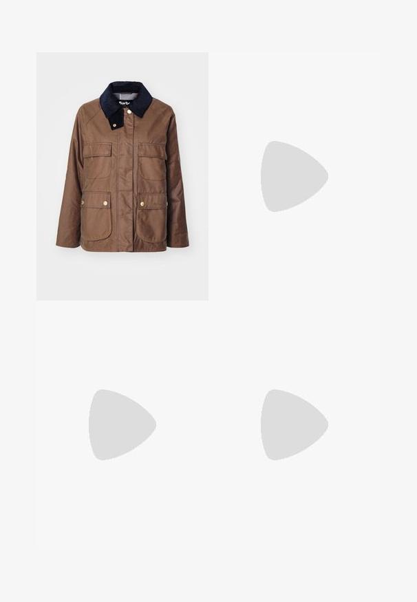 Καφέ βαμβακερό μπουφάν με ναυτικό κοτλέ γιακά, τέσσερις μπροστινές τσέπες, χρυσά αξεσουάρ και διακριτική σήμανση στη χαμηλή τσέπη.; Λευκό πουκάμισο με μακριά μανίκια, �φτιαγμένο από βαμβάκι. Διαθέτει κλασικό γιακά και διακριτική κεντημένη επωνυμία στο στήθος. Απαλή υφή.; Μπλε τζιν παντελόνι ευθείας γραμμής με ψηλή μέση, πεντάτσεπη σχεδίαση και κουμπωτή ζώνη. Εντυπωσιακή ραφή και κοίλες καφέ νίκελ.; Ανοιχτό μπεζ δερμάτινες λόφερ με ραμμένη μπροστινή πλευρά και υφασμένο μαύρο τακούνι. Διαθέτουν καμπυλωτό σχέδιο και ελαφριά ανύψωση.