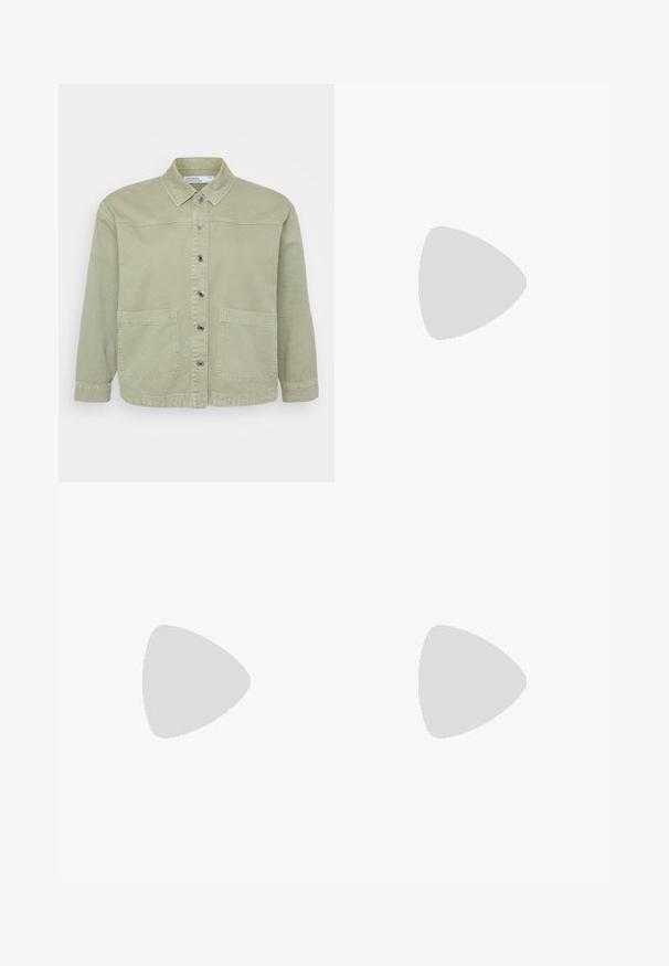 Grønn denimjakke med spiss krage, sølvfarge knappestenging, to frontlommer og en avslappet passform. Teksturert, uformell design.; Svart bomulls T-skjorte med korte ermer, med en liten rosa sommerfugl grafikk på venstre bryst. Crew-neck design med en avslappet passform.; Svarte, lette bukser med elastisk liv og rynkede ankler. Stoffet er glatt og har en avslappet, innsvingt design.; Svarte lærplattformsko med kraftig blokkhell, rund tå og tradisjonell snøring. Har en jevn tekstur og minimal detaljering.