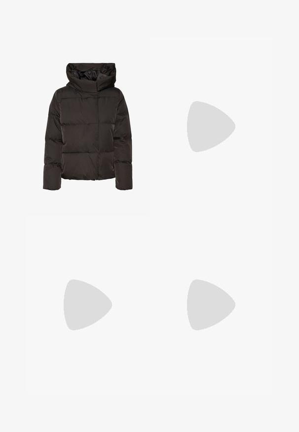 Fekete pufi dzseki magas gallérral, steppelt mintázattal és dobozszerű szabással. Simak, könnyű anyagból készült a melegség érdekében.; Fekete, rövid ujjú póló, kerek nyakkal, puha pamutból készült. Egyszerű dizájn, nincs látható logó vagy minta.; Fekete pliszírozott nadrág gumis derekkal. Széles lábakkal rendelkezik, sima, texturált anyagból készült, függőleges csíkokkal.; Fekete bokacsizmák sima bőrből, oldalsó cipzárral, vastag, texturált sarkú és lekerekített orrú dizájnnal.; Fekete bőrtáska sima felszínnel, téglalap alakú, két hosszú füllel. Nincs látható fémkiegészítő vagy díszítés.