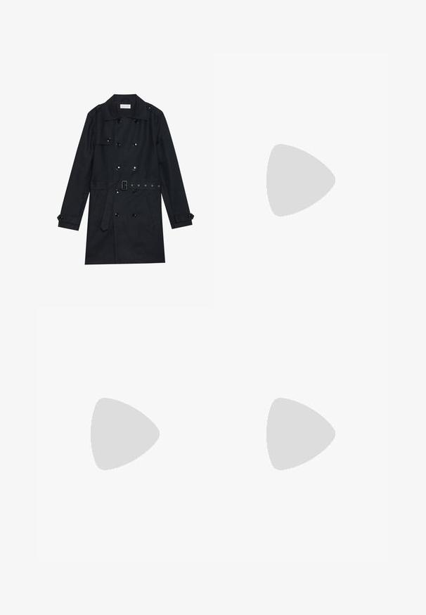 Abrigo negro de trench con diseño de doble botonadura, botones negros brillantes, cintura con cinturón y dos bolsillos frontales. Tela suave y texturizada.; Dos camisetas de manga corta: una de color negro sólido y otra blanca con rayas verticales negras. Ambas tienen cierre de botones y un cuello clásico.; Pantalones de mezclilla negra con corte recto, diseño de cinco bolsillos y cierre frontal con botón. Textura suave con detalles de costura mínimos.; Mocasines de cuero negro con punta redonda, que cuentan con un diseño cosido, suela de plataforma baja y una suela de goma texturada y con tacos.