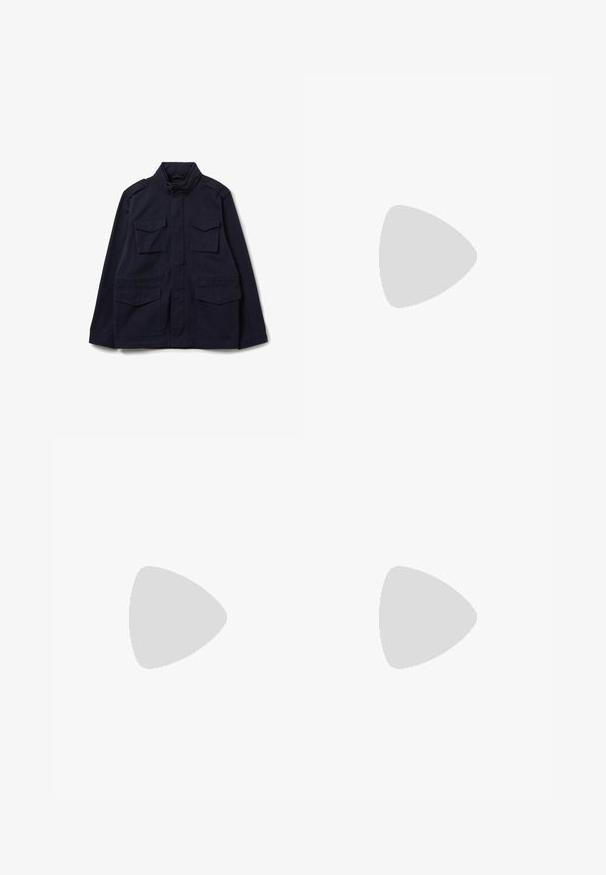 Marineblauer Militärstil-Jacke aus Baumwolle, mit hohem Kragen, zwei oberen Taschen und zwei unteren Klapptaschen.; Weißes Baumwoll-T-Shirt mit kurzen Ärmeln, rundem Ausschnitt und geradem Schnitt. Glatte Textur ohne sichtbare Muster oder Akzente.; Weiße Leinenhose im geraden Schnitt, mit zwei frontalen Taschen und einem Knopfverschluss. Glatte Textur, keine sichtbaren Muster oder Akzente.; Braune Wildlederschuhe mit runder Spitze und niedrigem Absatz, mit detaillierten Nähten entlang der Nähte und einer Schnürung auf der Vorderseite. Weiche Textur mit schlankem Design.