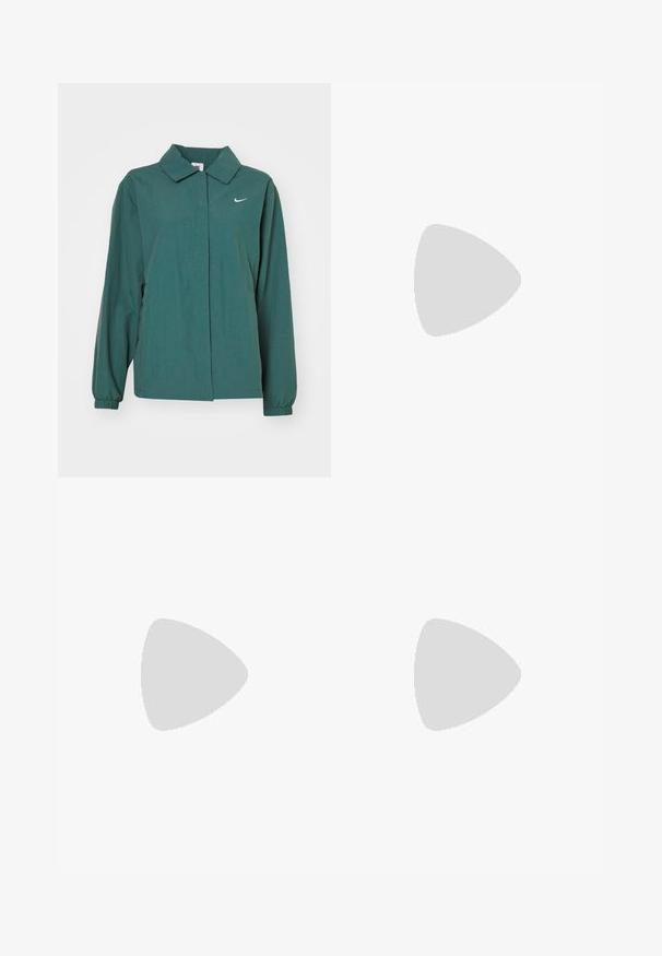 Zöld, könnyű dzseki, gallérral, rugalmas mandzsettákkal és elöl záródással. A bal mellen egy kis fehér Nike logó található.; Fehér pamut póló, amelyen sárga Nike cipőben lévő lábak grafika található kék részletekkel, bal csuklón pedig egy karkötő látható.; Világos bézs színű nadrág, elasztikus derékrésszel, rózsaszín oldalsávokkal és oldalzsebekkel. Sima felület, egyenes lábdesign.; Nike Sportswear FIELD GENERAL - Sportcipő - off-white/black