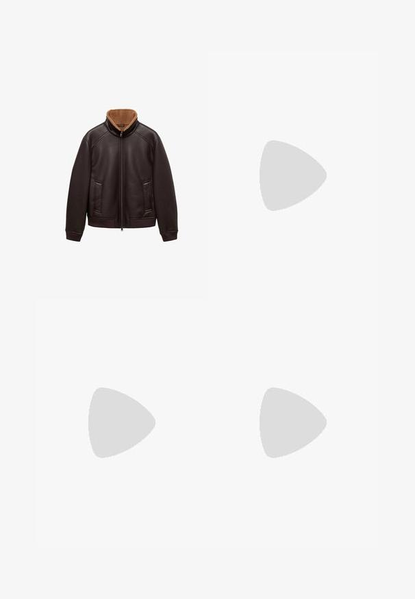 Mango Giacca in similpelle - brown; T-shirt bianco a maniche corte realizzato in cotone, con scollatura rotonda e vestibilità rilassata. Texture liscia, senza motivi o dettagli visibili.; Pantaloni neri con design a pieghe sul davanti, realizzati in tessuto morbido. Presentano una chiusura con bottone e passanti per cintura; vestibilità a gamba dritta.; Sneaker bianco in pelle con chiusura a lacci, superficie testurizzata e una robusta suola in gomma bianca con un bordo seghettato per migliorare la presa.; Occhiali da sole con montatura in metallo e lenti verdi ovali. Montatura sottile in metallo argento e terminali neri. Design minimalista, senza loghi visibili.