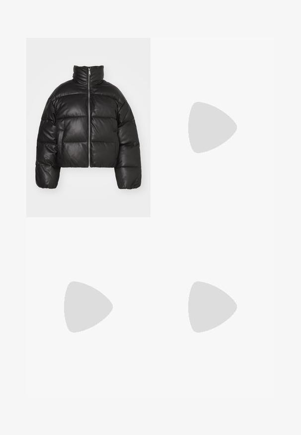 Svart cropped puffer-jakke laget av glatt lær, med høy krage, frontglidelås og puffede quiltede seksjoner.; Sort bomull t-skjorte med rund hals, korte ermer, og blå brodert "Calvin Klein JEANS" logo på forsiden.; Svart bredbente jeans laget av denim, med høy livvidde, fem lommer, og metallknapp med kontrasterende søm.; Sorte lær ankelsko med kraftig såle, blokkhæl, sidelukking med glidelås og trekketap bak på ensfarget hvit bakgrunn.