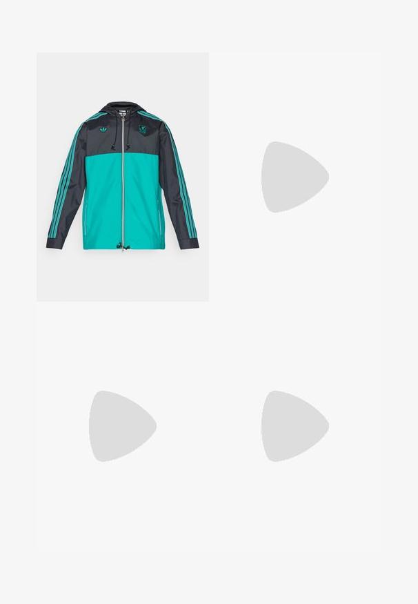 adidas Originals LIVERPOOL FC ICON PARKA - Roupa de discoteca - black/sea green; adidas Originals LIVERPOOL FC ICON GRAPHIC T-SHIRT - Roupa de discoteca - sea green; adidas Originals LIVERPOOL FC ICON TRACK PANT - Roupa de discoteca - sea green; Ténis atléticos brancos com riscas pretas, com uma textura semelhante ao camurça, bico arredondado e uma tira de Velcro. Sola de borracha para aderência.