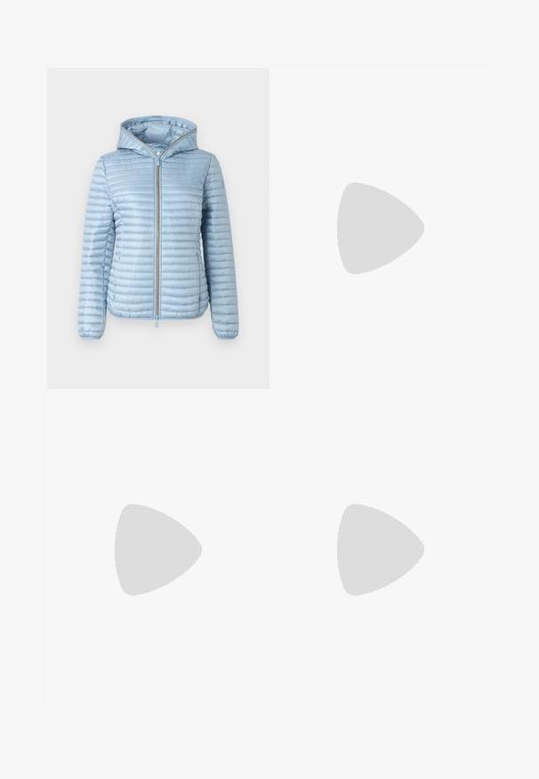 Lichtblauwe, gewatteerde pufferjack met capuchon, met een gequiltde textuur, een ritssluiting aan de voorkant en elastische manchetten. Heeft een gladde afwerking en een strakke uitstraling.; Witte t-shirt met korte mouwen en marineblauwe horizontale strepen, met geborduurd "Tommy Hilfiger" logo op de borst. Klassiek crew neck ontwerp.; Plisséminirok in het wit met een zwarte elastische tailleband met het "LACOSTE"-logo. Middellange ontwerp met een zachte textuur.; Witte leren sneakers met een dikke witte zool, zwarte suède hielaccent en een geperst logo op de zijkant. Vetersluiting met zes oogjes.