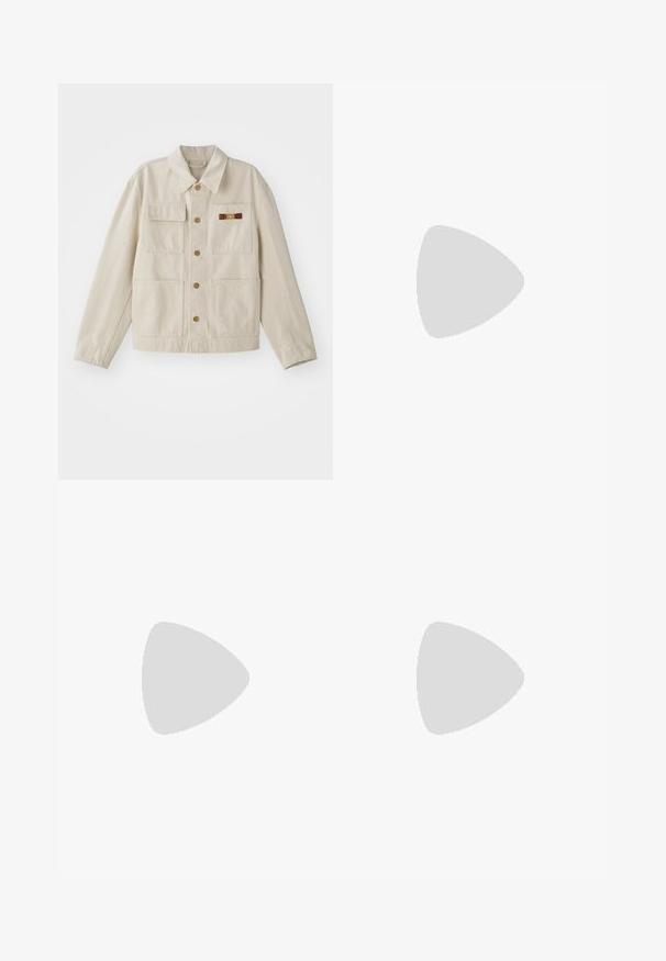Chaqueta beige de botón con cuatro bolsillos delanteros, mangas largas y un pequeño broche decorativo marrón y dorado en el bolsillo derecho del pecho.; Camisa de algodón blanca con mangas cortas y cuello redondo. Presenta un pequeño logo negro en el lado izquierdo del pecho. Textura suave, corte casual.; Tiger of Sweden TENUTA - Pantalones chinos - light ink; Zapatilla negra de cuero con perfil bajo, punta redondeada y cierre de cordones; cuenta con una suela de goma texturizada y detalle del logo en el talón.