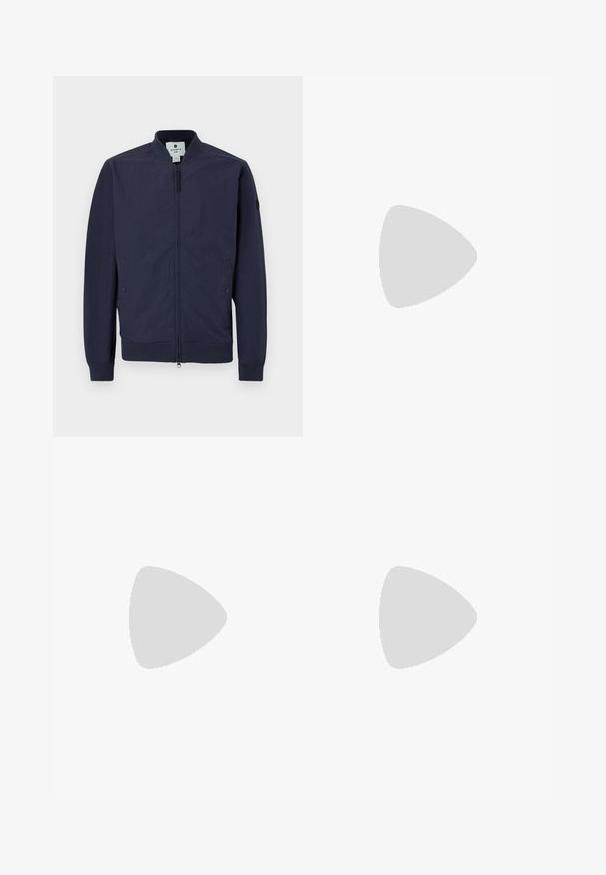 Jūras spēku bumbvedēja jaka ar rāvējslēdzēju, ribinātām piedurknēm un apakšmalu, kā arī divām sānu kabatām. Izgatavota no gludas, vieglas materiāla.; Tums zila kokvilnas T-kreklu ar apaļu kaklu, īsām piedurknēm un izsmalcinātu gradientu dizainu, kas pāriet no gaišākām uz tumšākām nokrāsām.; Melnas plisētās bikses ar taisnu, plata kāja dizainu. Izgatavotas no gludas auduma, ar pogu aizdari un jostas cilpiņām.; Navy zila zamšas zema augstuma kedas ar baltu zoli, navy krāsas auklām un "Filling Pieces" logo zeltā sānos.