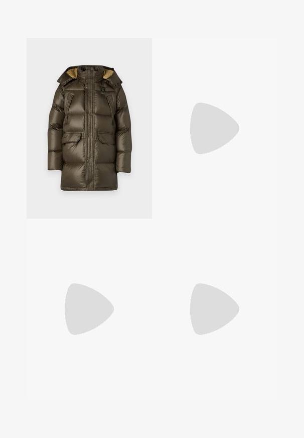 Blauer ABBOT - Sulemantel - pigna green/beige; Must musta T-särk lühikeste varrukatega, ümmarguse kaelusega ja väikese rohelise logoga vasakus rinnataskus. Lihtne disain, regulaarne lõige.; Mustad püksid sirge lõikega, valmistatud siledast kangast. Omab elastset vöökohta ja nööbilukku.; Must värvi sametist nööbitavad ankle-kingad tõmbluku ja tekstureeritud tallaga, millel on külgedel väike reljeefne krokodillilogo.